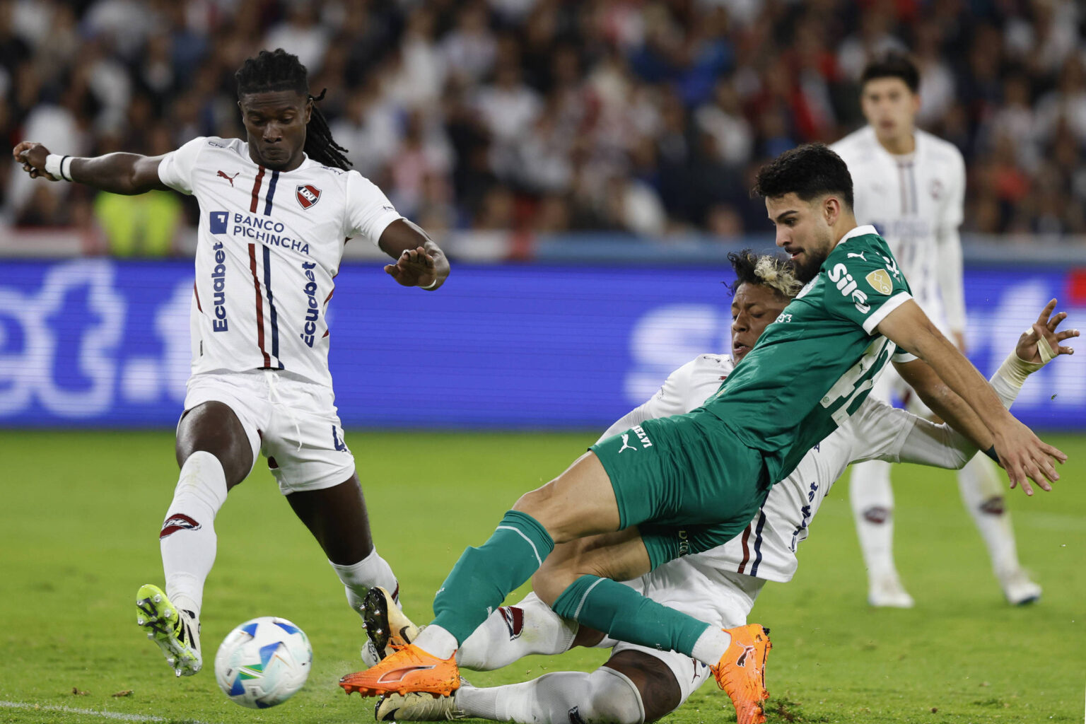 Palmeiras busca reverter desvantagem em semifinal continental