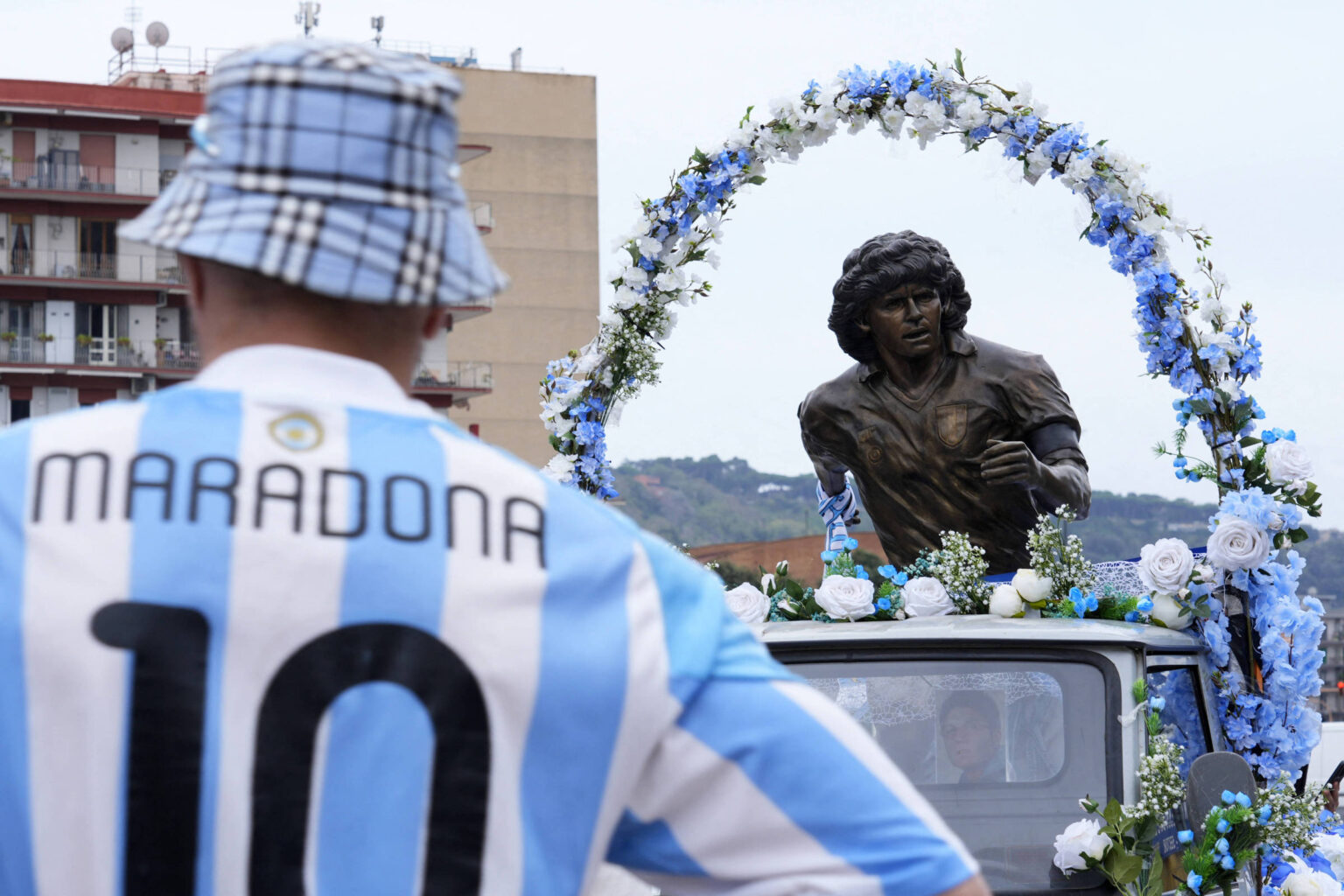 Nápoles celebra maradona com estátua itinerante em dia de aniversário