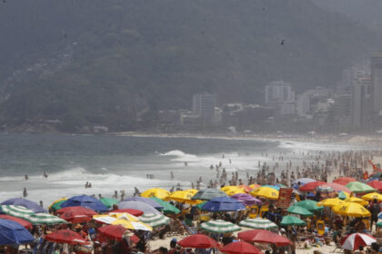 Frente fria derruba temperatura e traz chuva fraca ao Rio