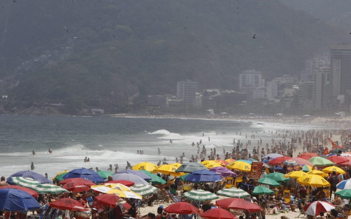 Frente fria derruba temperatura e traz chuva fraca ao Rio