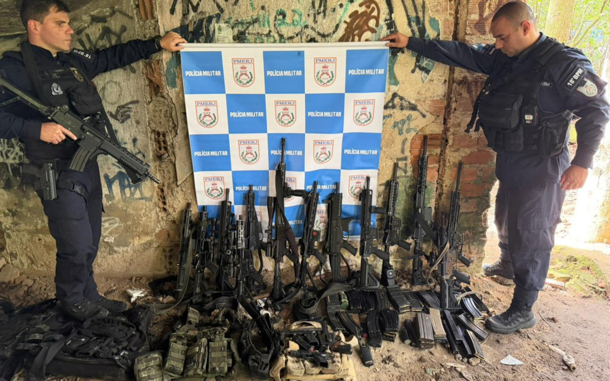 PM prende 14 milicianos e apreende arsenal com 12 fuzis em Jacarepaguá
