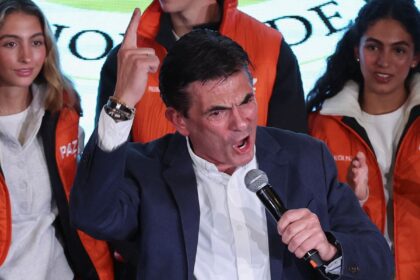 Rodrigo paz encerra era do mas e assume presidência na bolívia