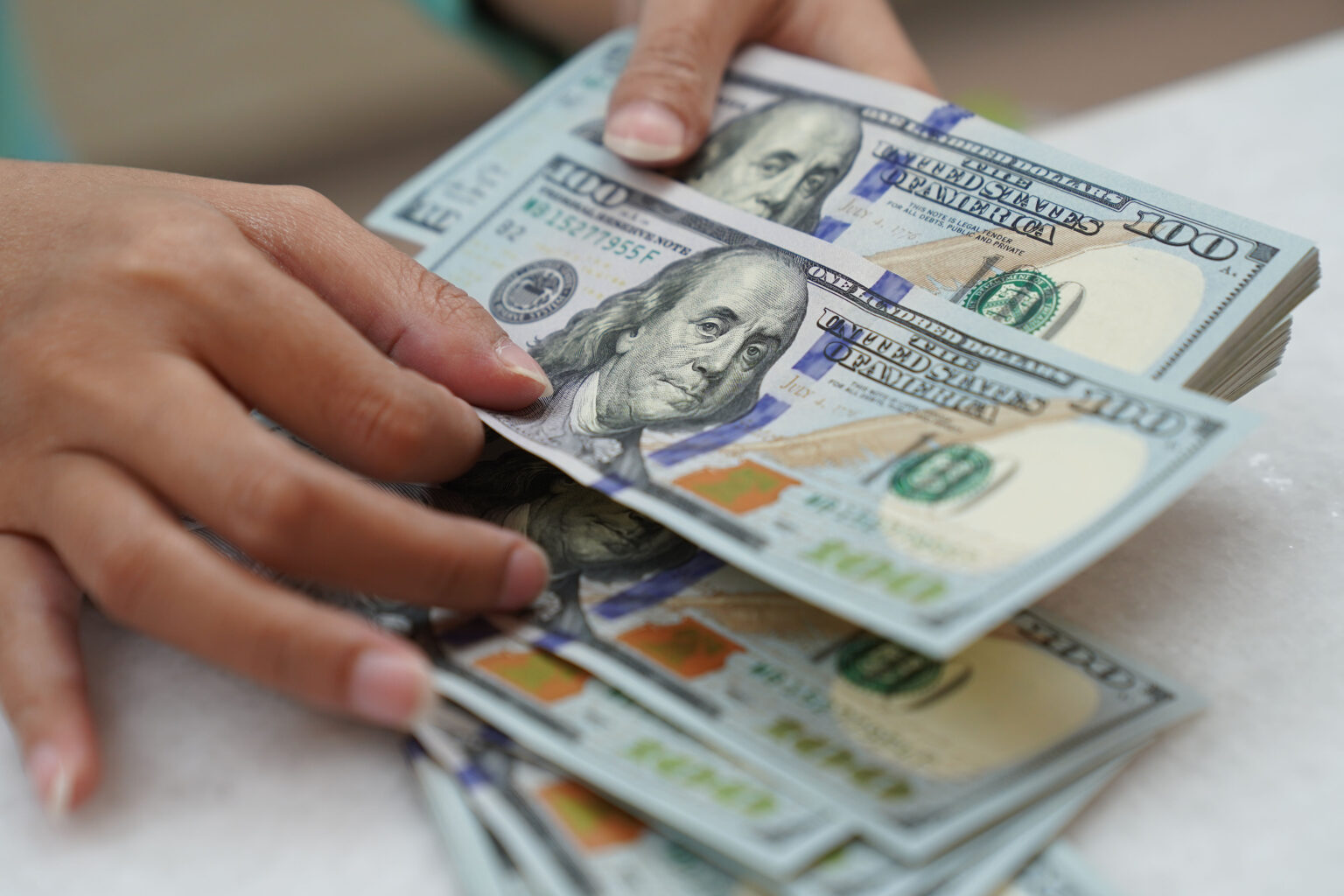 Dólar reage e sobe frente ao real após sequência de quedas