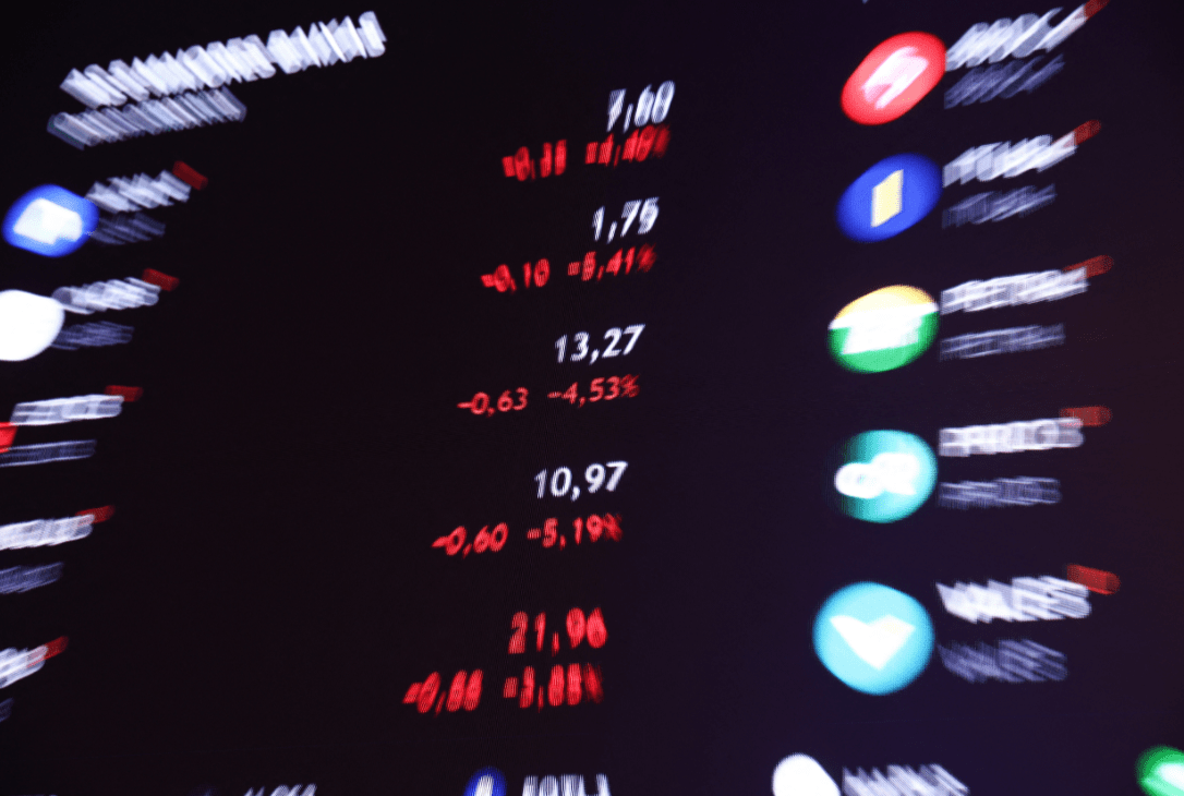 Ibovespa ignora quedas de petrobras e banco do brasil e fecha acima de 142 mil