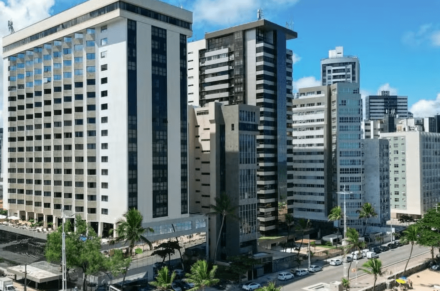 Hotel leiloa mobília e bebidas com descontos de até 90%