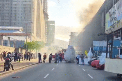 Incêndio devasta barracões de escolas de samba na zona portuária do rio