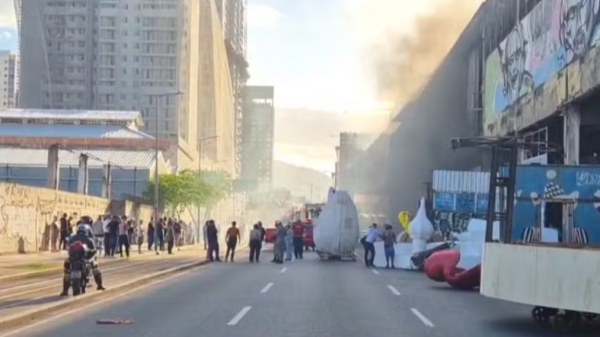 Incêndio devasta barracões de escolas de samba na zona portuária do rio