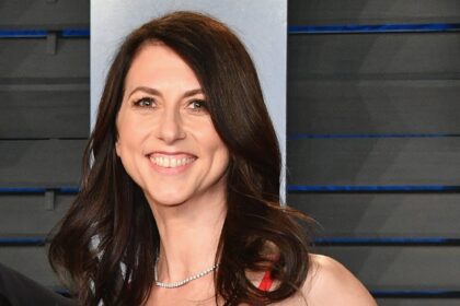 Ex-mulher de bezos vende fatia bilionária da amazon e reforça filantropia