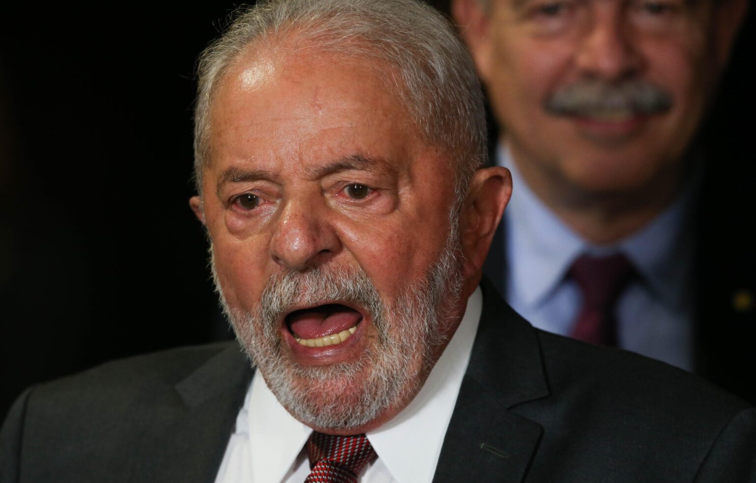 Governo Lula tem 48% de aprovação e 49% de reprovação segundo pesquisa.