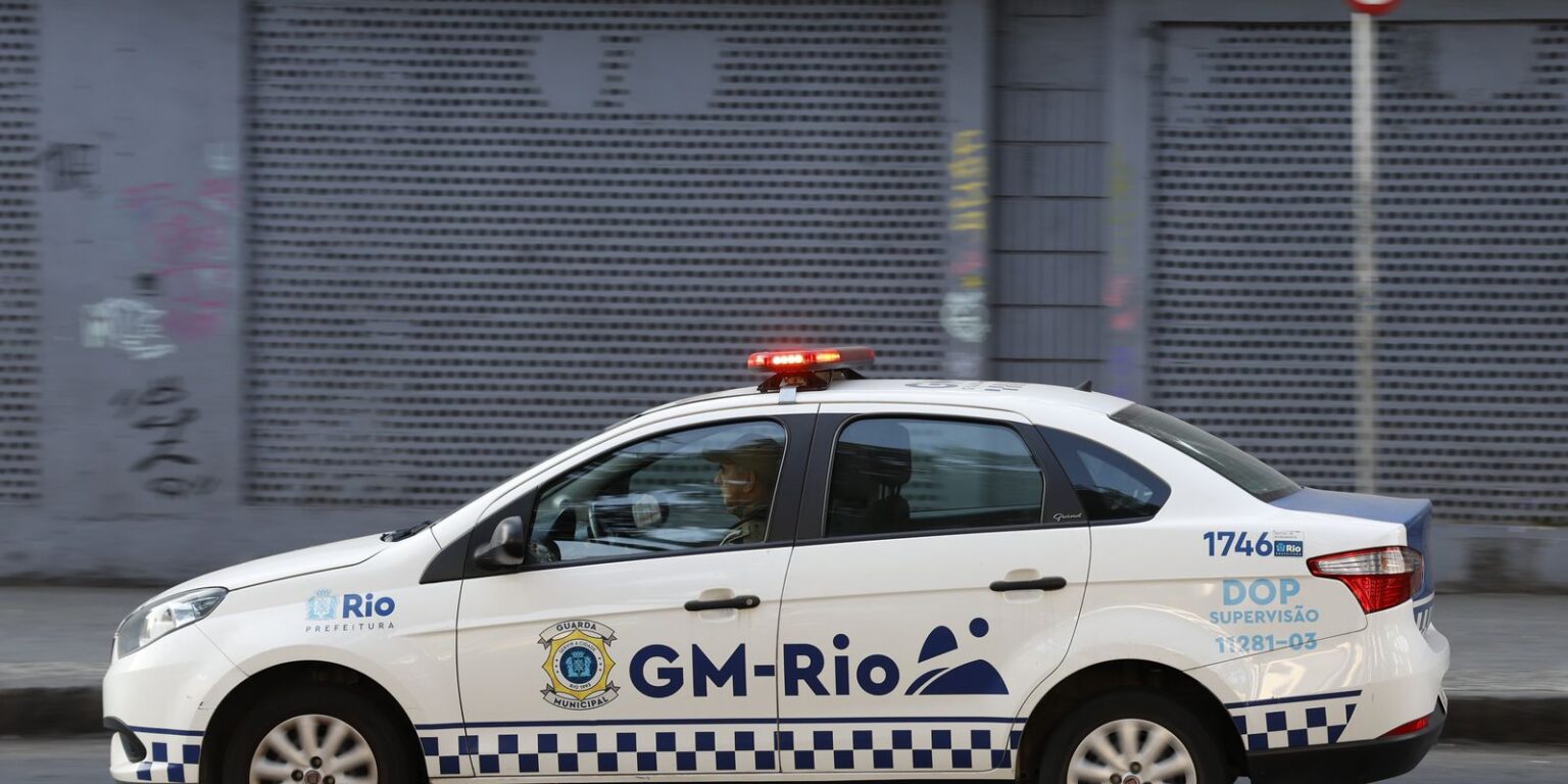 Elite da guarda municipal do rio passa por rigoroso treinamento armado