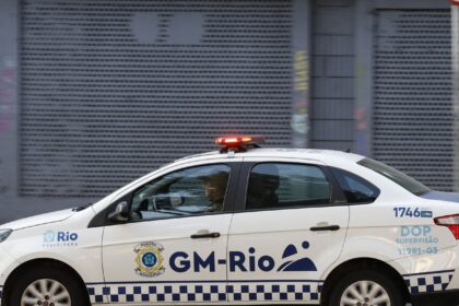 Elite da guarda municipal do rio passa por rigoroso treinamento armado