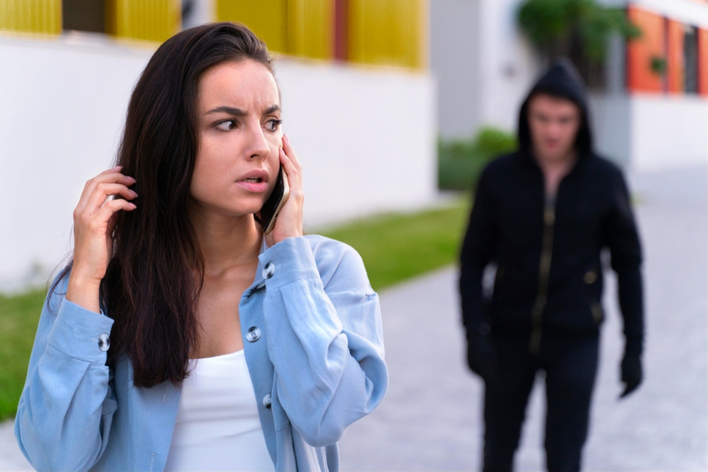 Rio lança campanha contra perseguição a mulheres: stalking e ciberstalking