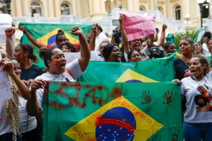 Moradores protestam contra operação com dezenas de mortos no rio