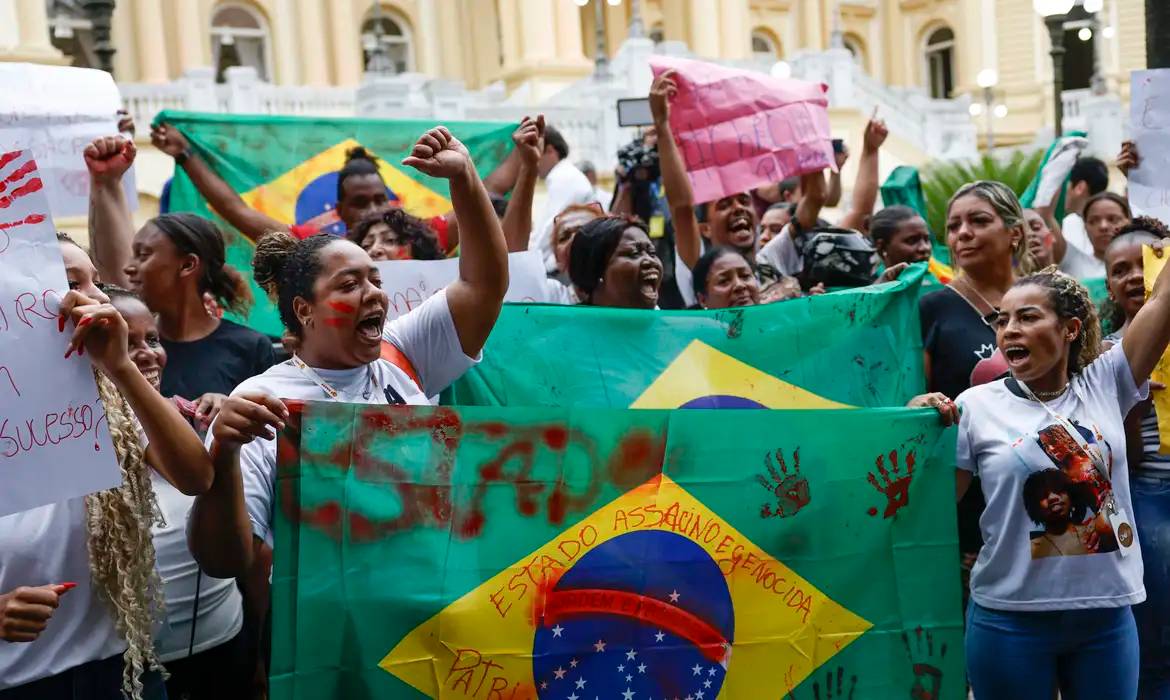 Moradores protestam contra operação com dezenas de mortos no rio