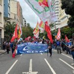Manifestantes caminham até o Palácio Guanabara em protesto contra a abertura de capital da Cedae