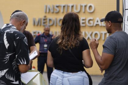 Famílias buscam identificar vítimas de operação no rio em cadastro