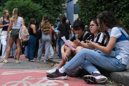 Enem 2025: rita lee, bíblia e envelhecimento marcam o primeiro dia de provas