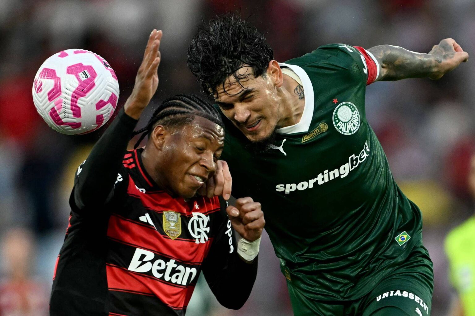Rivalidade acirrada: flamengo e palmeiras em disputa que vai além do campo