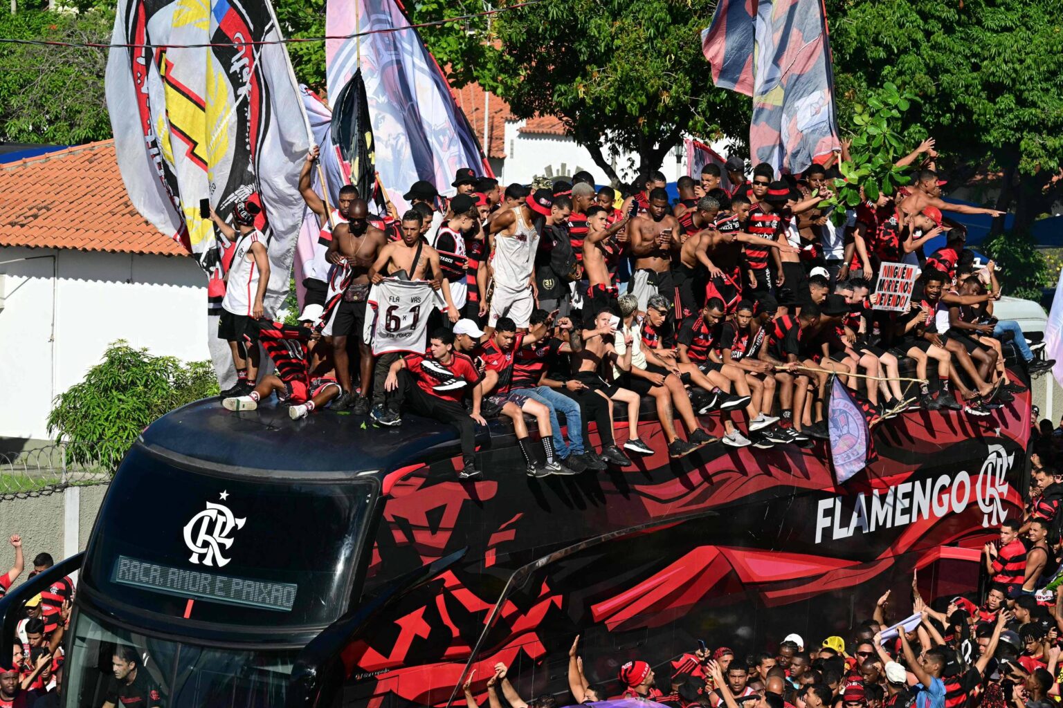 Torcedores invadem ônibus do flamengo em meio à festa de embarque
