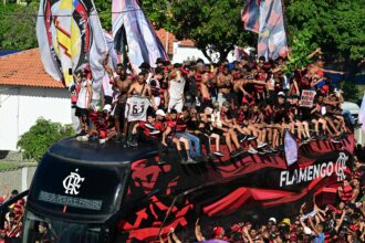 Torcedores invadem ônibus do flamengo em meio à festa de embarque