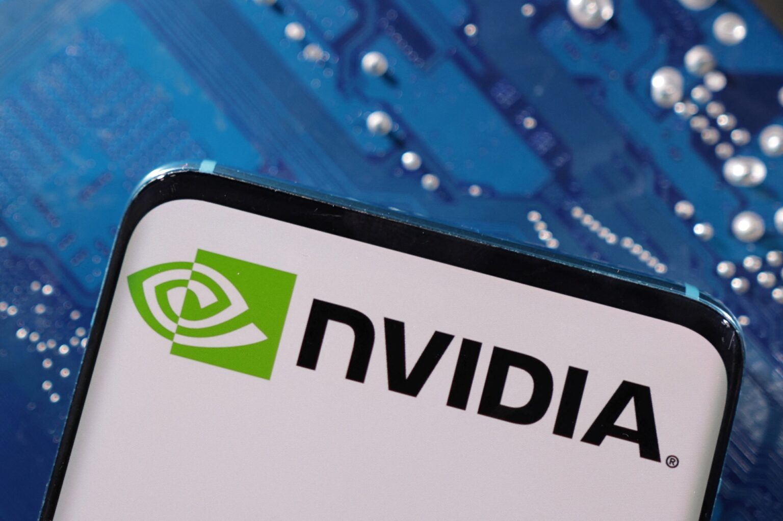 Eua consideram liberar venda de chips nvidia h200 para china