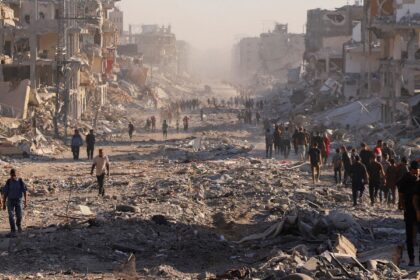 Ataques aéreos atingem gaza, deixando dezenas de mortos e feridos