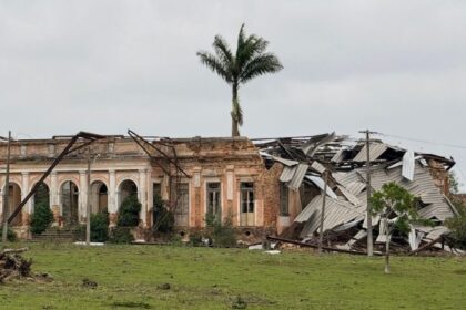 Desabamento expõe abandono de palacete histórico em quissamã; vereadora ajuíza ação
