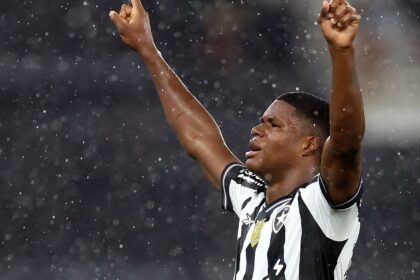 Panamenho kadir brilha e garante virada histórica do botafogo no nilton santos