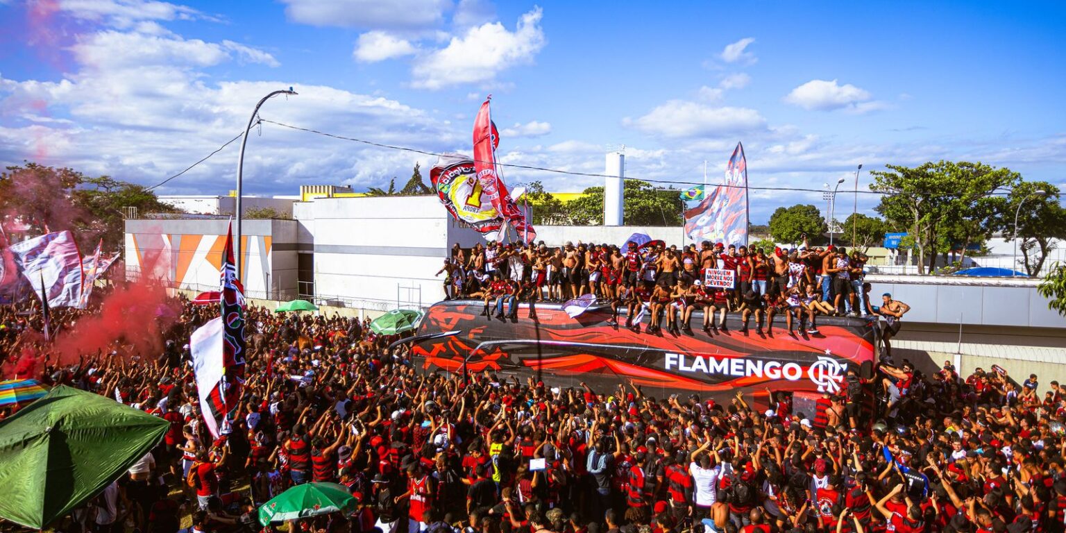 Flamengo embarca para lima sob festa e confusão antes da final