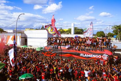 Flamengo embarca para lima sob festa e confusão antes da final