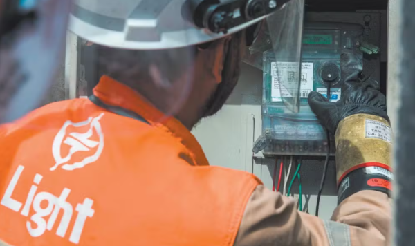 Furto de energia causa prejuízo bilionário e atinge quase metade dos clientes da light