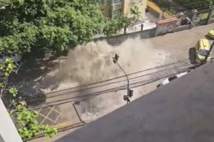 Vazamento alaga rua em botafogo e interdita acesso principal