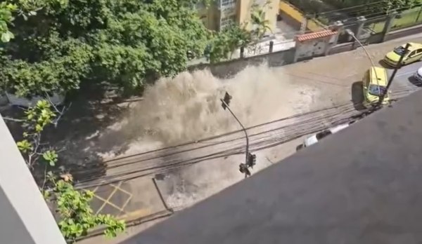 Vazamento alaga rua em botafogo e interdita acesso principal