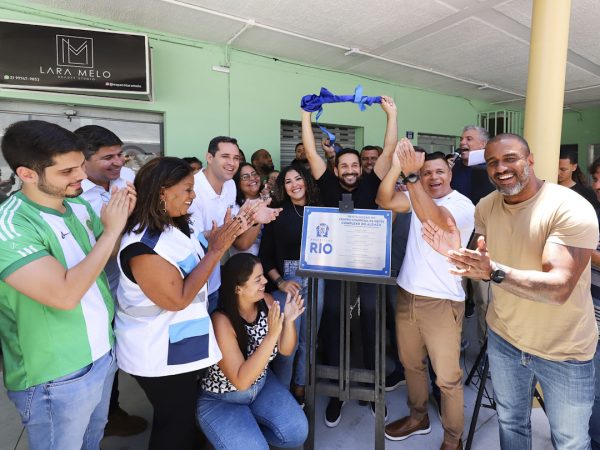 Após revitalização, centro comercial da grota reabre no complexo do alemão