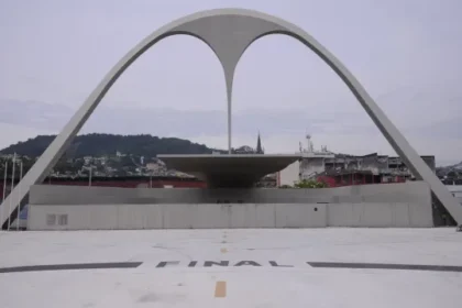 Entorno do sambódromo tem trânsito alterado neste sábado devido a evento