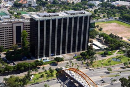 Servidores do rio amargam perdas salariais de 30% sob a gestão paes