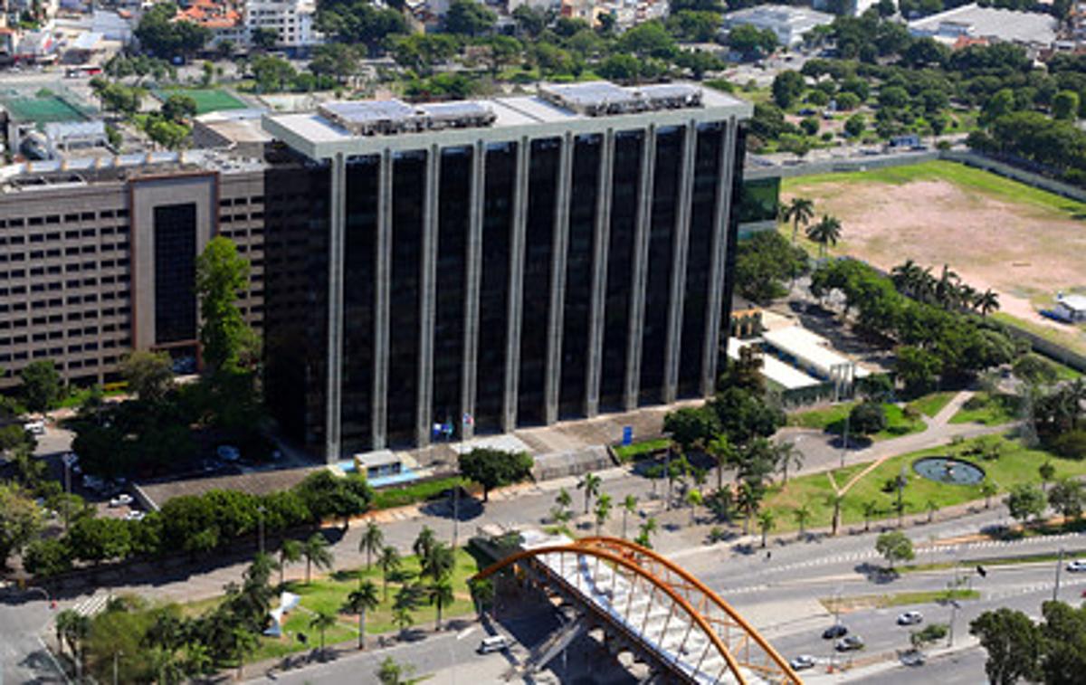 Servidores do rio amargam perdas salariais de 30% sob a gestão paes