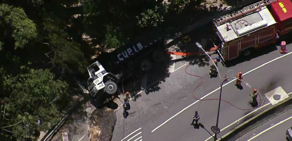 Caminhão tomba e interdição causa caos na grajaú-jacarepaguá