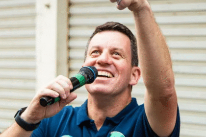 Prefeito de petrópolis é alvo de denúncia no tce por atraso salarial