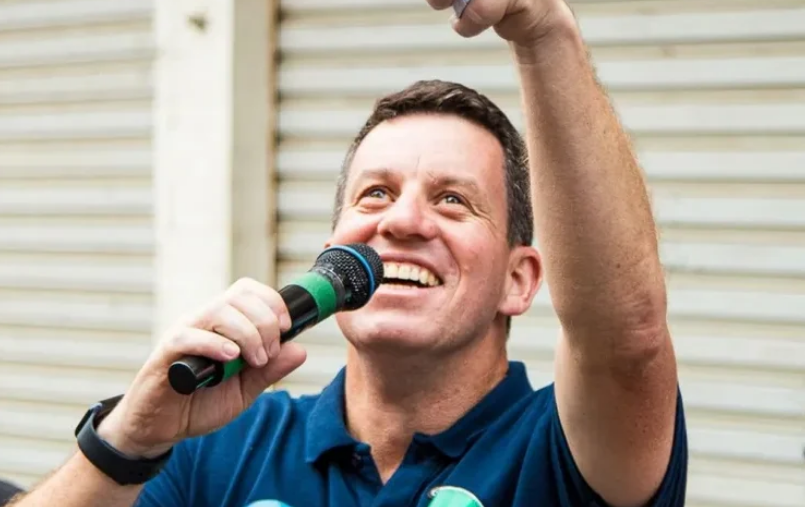 Prefeito de petrópolis é alvo de denúncia no tce por atraso salarial