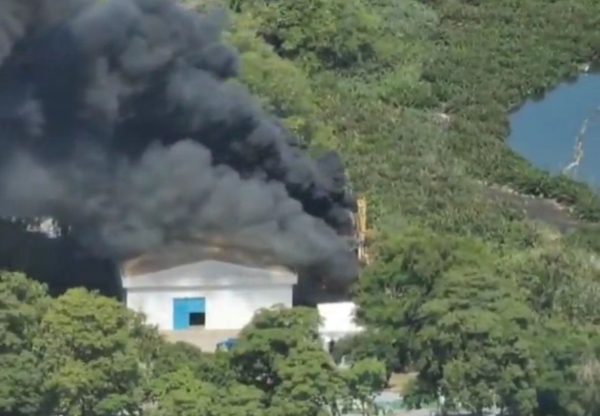 Incêndio atinge imóvel na barra da tijuca e assusta moradores