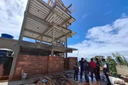 Prédio irregular é demolido em comunidade do rio; custo estimado era de r$ 800 mil