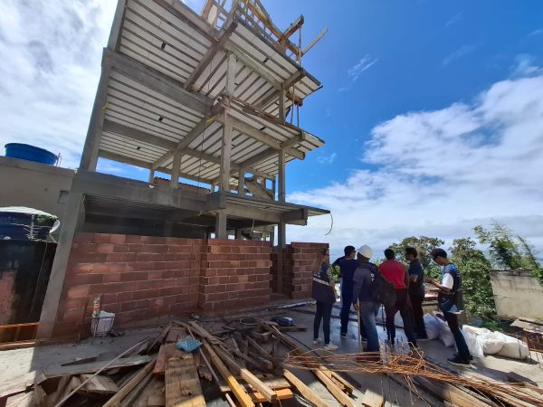 Prédio irregular é demolido em comunidade do rio; custo estimado era de r$ 800 mil
