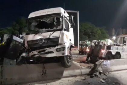 Acidente com carreta causa interdição na avenida brasil