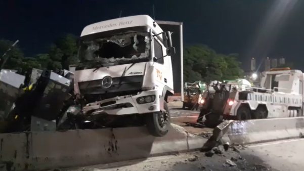 Acidente com carreta causa interdição na avenida brasil