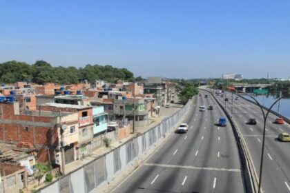 Comissão da alerj critica operação policial na maré após criança ser baleada