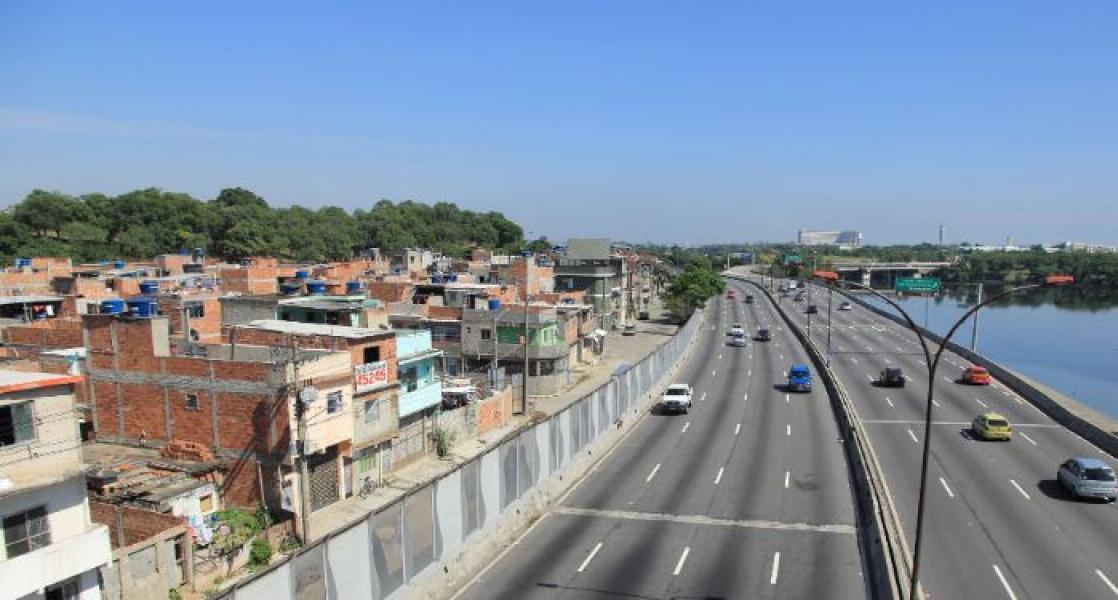 Comissão da alerj critica operação policial na maré após criança ser baleada