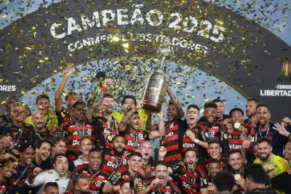 Jogadores do flamengo celebram libertadores com desfile no centro do rio