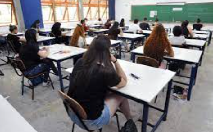 Alunos do rio avançam no ensino médio mesmo com reprovação em até seis matérias