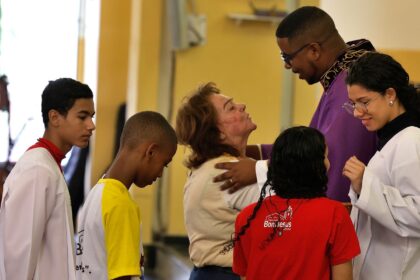 Em igreja na penha, fiéis rezam por paz após operação letal